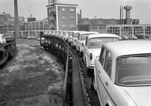 167014 Afbeelding van het vervoer per trein van Fiat's naar de firma Leonard Lang (importeur Fiat) te Amsterdam (bij ...